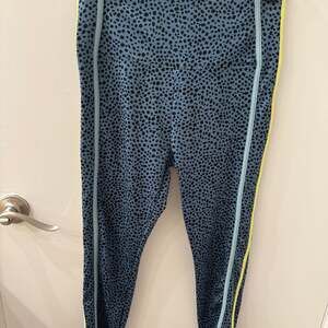 Lou & Grey Leopard High Waist Softsculpt Pocket 7/8 Leggings